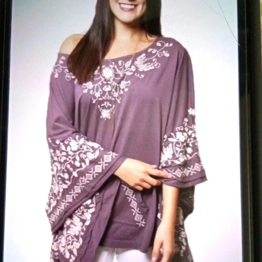 Jonny was Jm Los Angeles xs/s embroidered batwin poncho Tunic